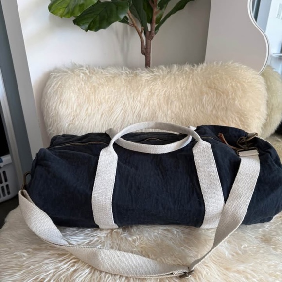 NEW Brandy Melville John Galt Black White Duffle Bag Crossbody Duffle - Picture 3 of 9